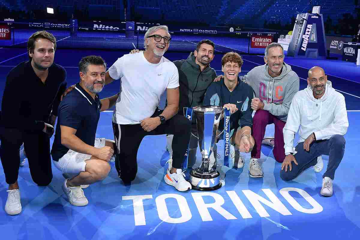 Il team di Jannik Sinner festeggia a Torino